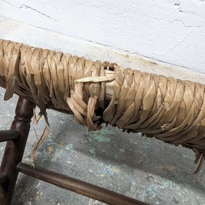 Tbouret sur pied en cjou sculpté à l min et tpisserie à l