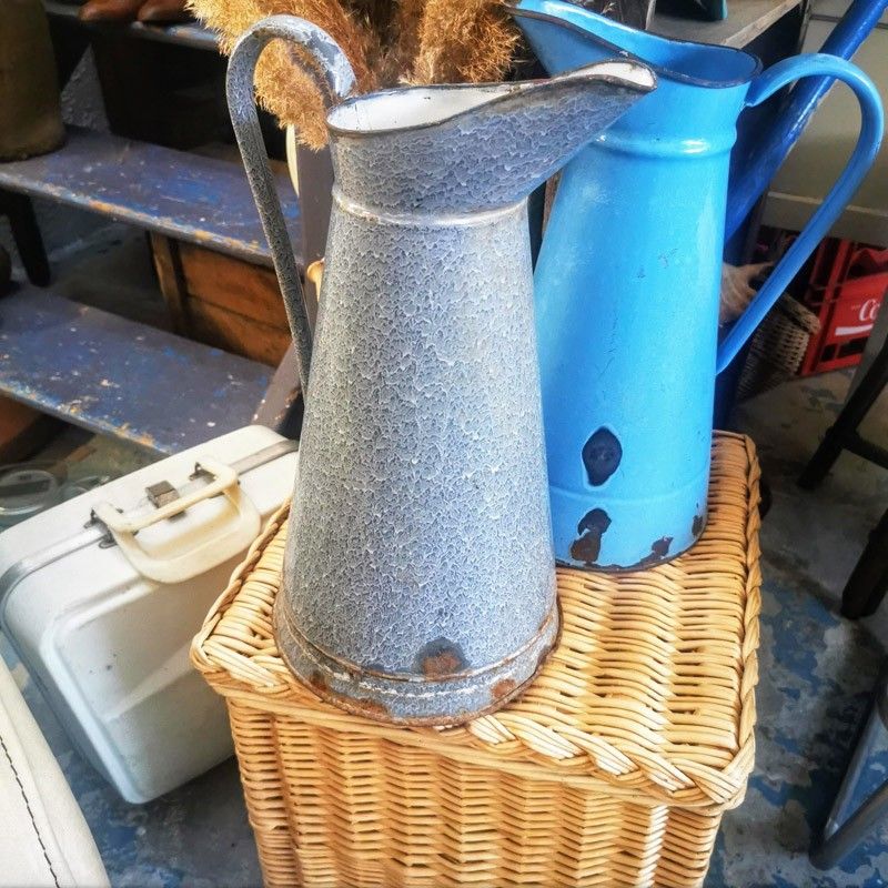 Ancien broc à eau émaillé granité bleu et blanc