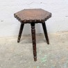 Tabouret Trépied Bois Sculpté et Cuir Repoussé | L'Atelier Imparfait