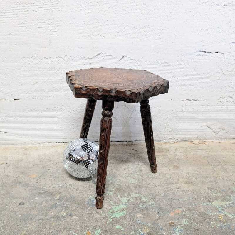 Tabouret Trépied Bois Sculpté et Cuir Repoussé | L'Atelier Imparfait
