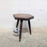 Tabouret Trépied Bois Sculpté et Cuir Repoussé | L'Atelier Imparfait