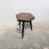 Tabouret Trépied Bois Sculpté et Cuir Repoussé | L'Atelier Imparfait