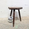 Tabouret Trépied Bois Sculpté et Cuir Repoussé | L'Atelier Imparfait