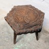 Tabouret Trépied Bois Sculpté et Cuir Repoussé | L'Atelier Imparfait