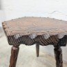 Tabouret Trépied Bois Sculpté et Cuir Repoussé | L'Atelier Imparfait