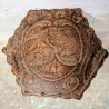 Tabouret Trépied Bois Sculpté et Cuir Repoussé | L'Atelier Imparfait