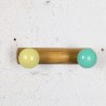 Porte-manteau mural vintage bois 2 boules colorées | L'Atelier Imparfait
