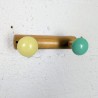 Porte-manteau mural vintage bois 2 boules colorées | L'Atelier Imparfait