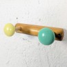 Porte-manteau mural vintage bois 2 boules colorées | L'Atelier Imparfait