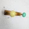 Porte-manteau mural vintage bois 2 boules colorées | L'Atelier Imparfait