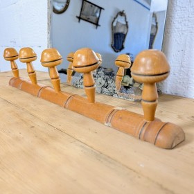Porte-manteau en bois tourné