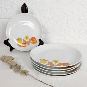 6 assiettes à dessert...