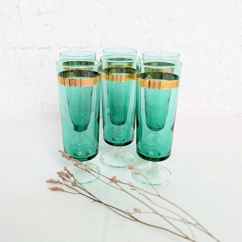 6 flûtes en verre vert et liseré doré années 60 | L'Atelier Imparfait