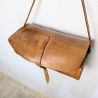 Ancienne sacoche de zingueur en cuir et bois | l'Atelier Imparfait Ancienne sacoche de zingueur en cuir et bois | l'Atelier Imparfait