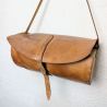 Ancienne sacoche de zingueur en cuir et bois | l'Atelier Imparfait Ancienne sacoche de zingueur en cuir et bois | l'Atelier Imparfait