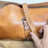 Ancienne sacoche de zingueur en cuir et bois | l'Atelier Imparfait Ancienne sacoche de zingueur en cuir et bois | l'Atelier Imparfait