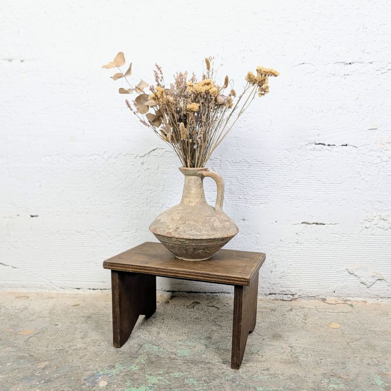 Petit banc repose-pieds en bois patiné | L'Atelier Imparfait