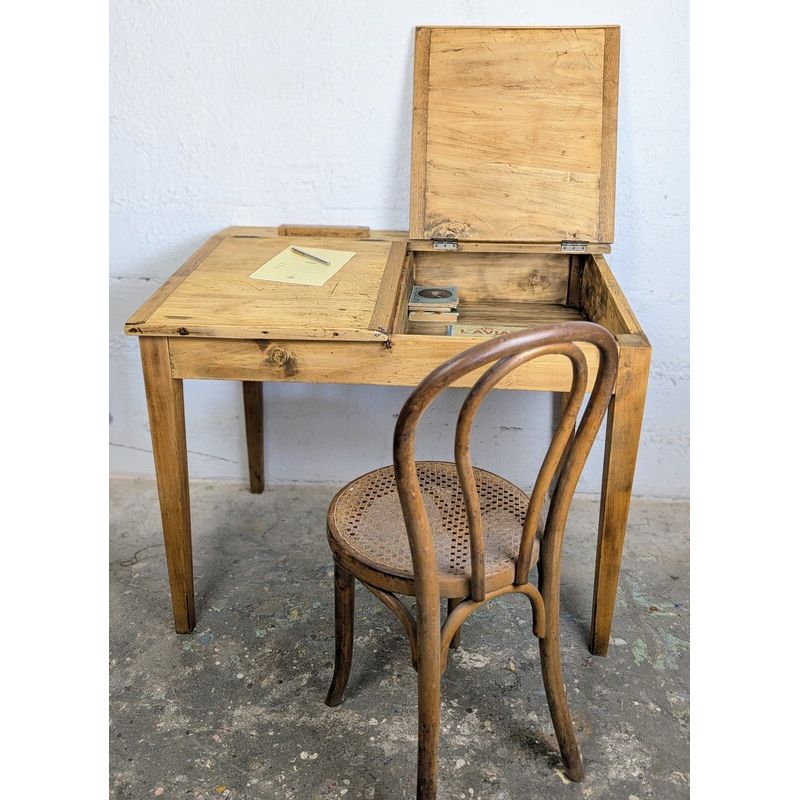 Bureau d'écolier ancien en bois massif, plateau relevable