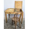 Bureau d'écolier ancien en bois massif, plateau relevable