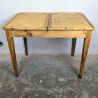 Bureau d'écolier ancien en bois massif, plateau relevable