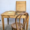 Bureau d'écolier ancien en bois massif, plateau relevable