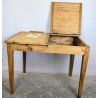 Bureau d'écolier ancien en bois massif, plateau relevable