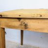 Bureau d'écolier ancien en bois massif, plateau relevable