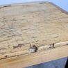 Bureau d'écolier ancien en bois massif, plateau relevable