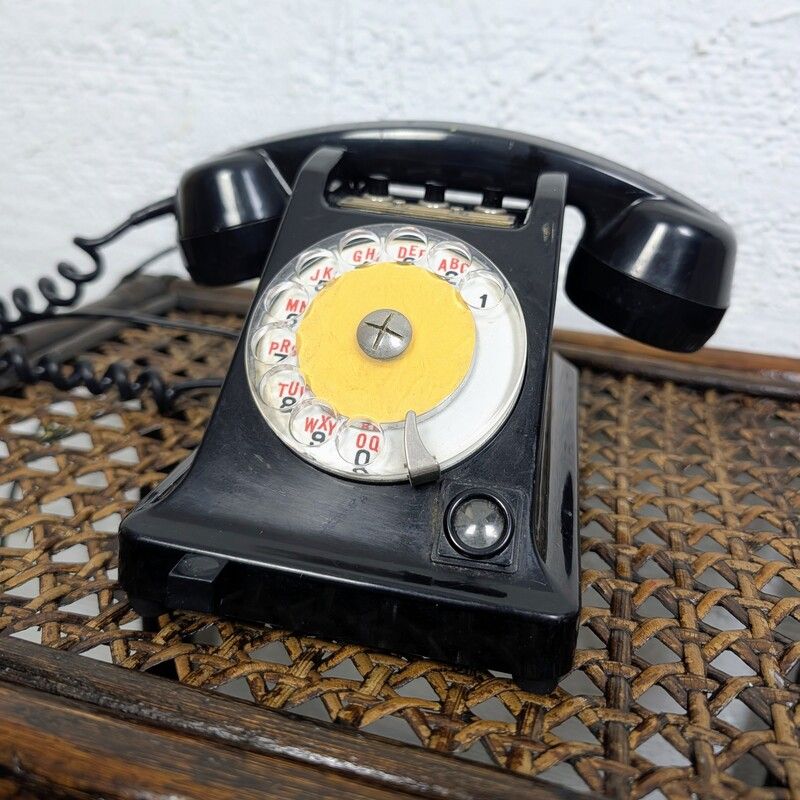Téléphone vintage à cadran en bakélite noire | L'Atelier Imparfait