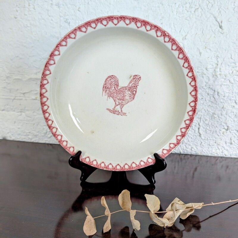 Plat ancien au coq rouge, faïence décor éponge | L'Atelier Imparfait