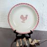Plat ancien au coq rouge, faïence décor éponge | L'Atelier Imparfait