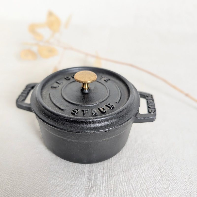 Mini cocotte Staub fonte noire – bouton laiton | L'Atelier Imparfait