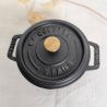 Mini cocotte Staub fonte noire – bouton laiton | L'Atelier Imparfait Mini cocotte Staub fonte noire – bouton laiton | L'Atelier Imparfait