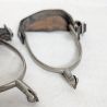 Paire d'éperons anciens en métal et cuir noir | l'Atelier Imparfait Paire d'éperons anciens en métal et cuir noir | l'Atelier Imparfait