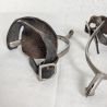 Paire d'éperons anciens en métal et cuir noir | l'Atelier Imparfait Paire d'éperons anciens en métal et cuir noir | l'Atelier Imparfait
